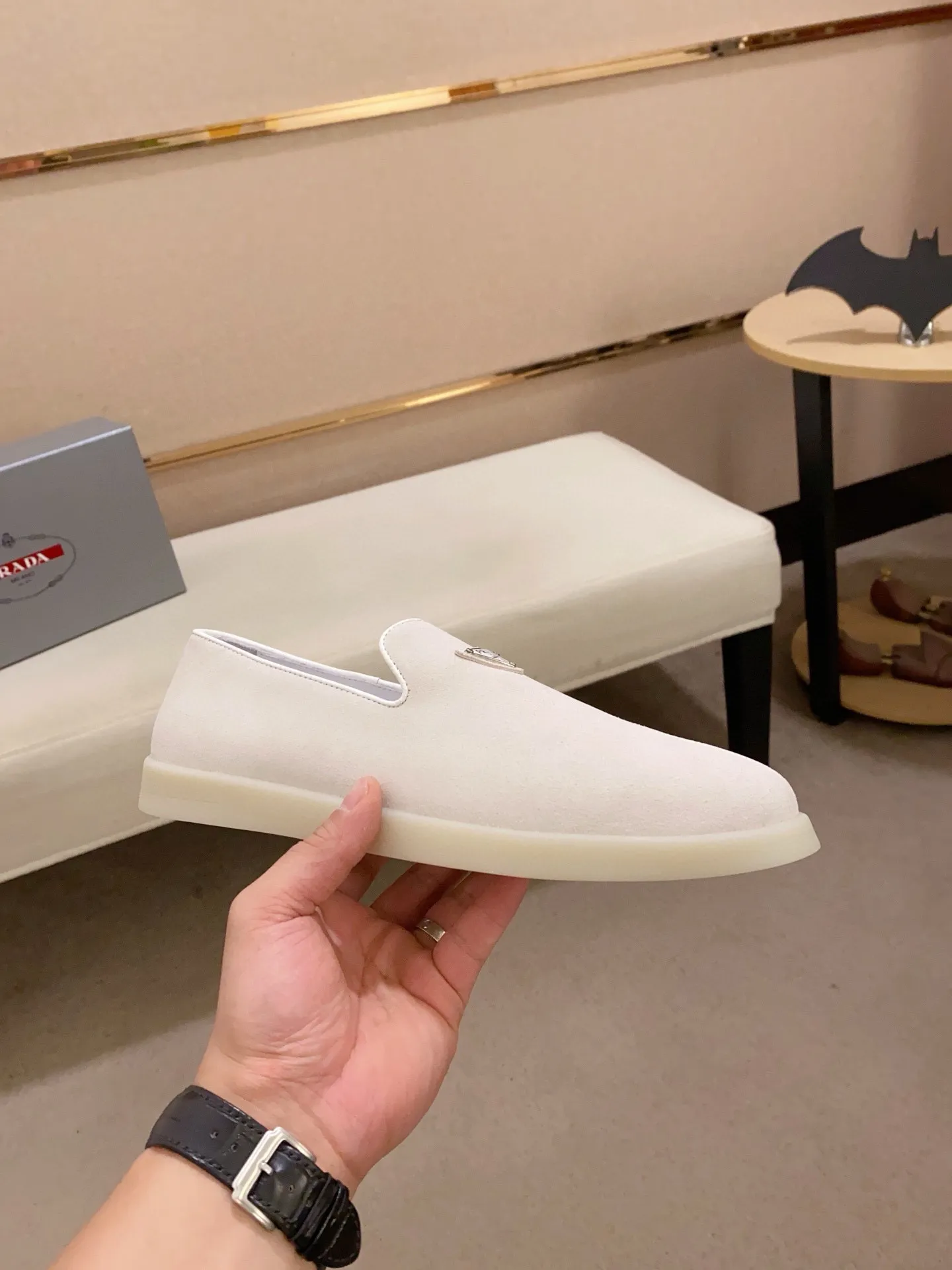 Men's shoes 💰 580💰 ✔️✔️✔️High-quality new PRADA counters are launched at the same time. The new men's shoes and 😘fabrics are selected from high-silk bald cowhide and are made by pure handicrafts. Lining: Full cowhide lining. 👍🏿 High-end ☄️ air-cushion molded anti-slip rubber outsole, exquisite lines, simple and elegant, comfortable and high-end for leisure travel. Code number: 38 to 44 (45 can be customized)